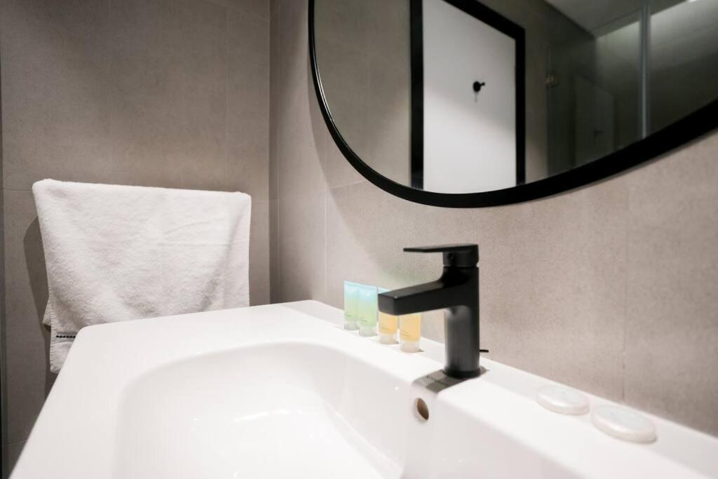 New 2br In Business Bay With Canal Views Gym & Pool Dubai