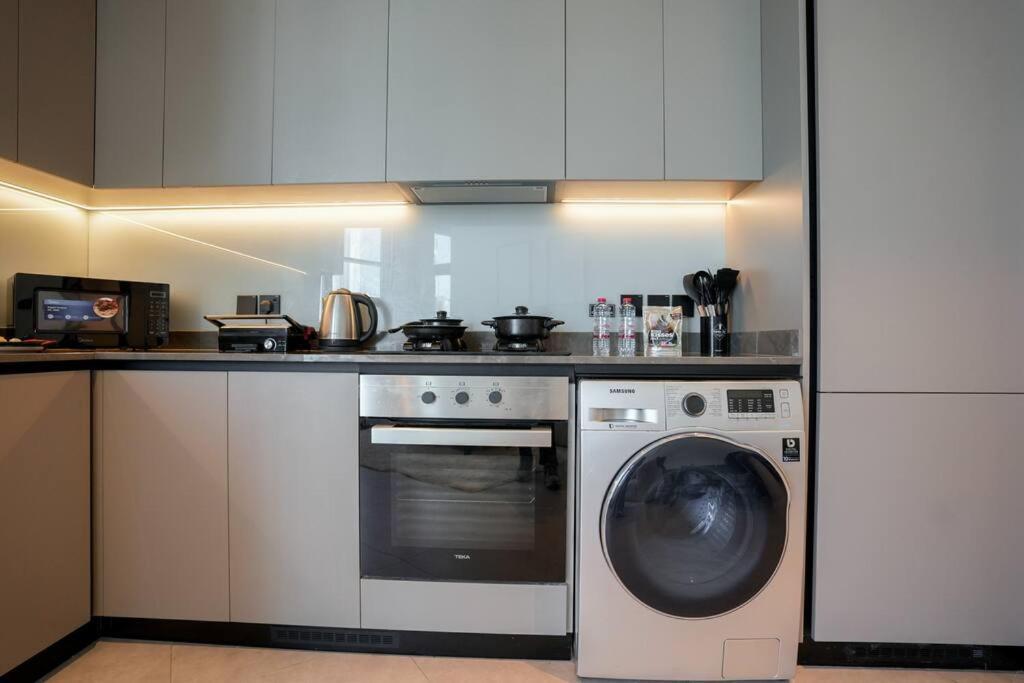 Apartment New 2br In Business Bay With Canal Views Gym & Pool *