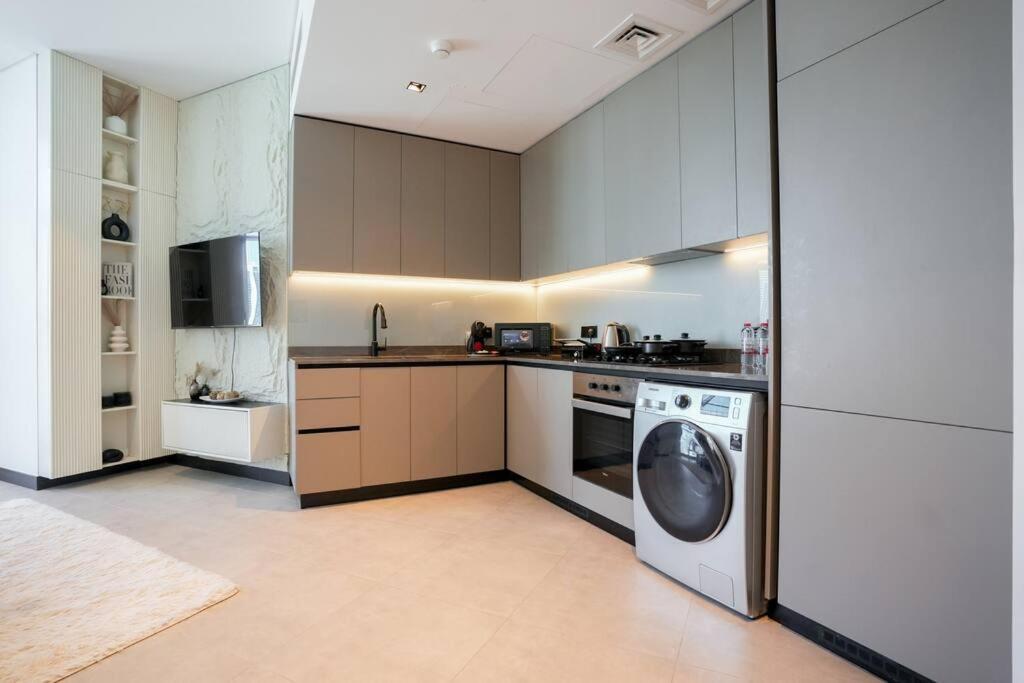 New 2br In Business Bay With Canal Views Gym & Pool *