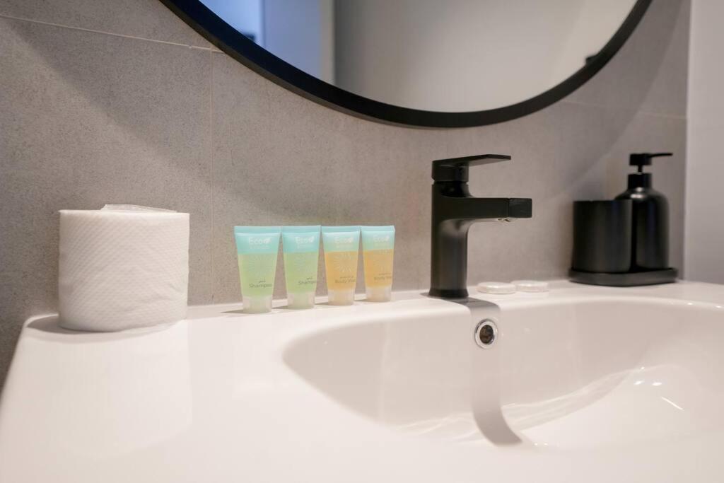 New 2br In Business Bay With Canal Views Gym & Pool